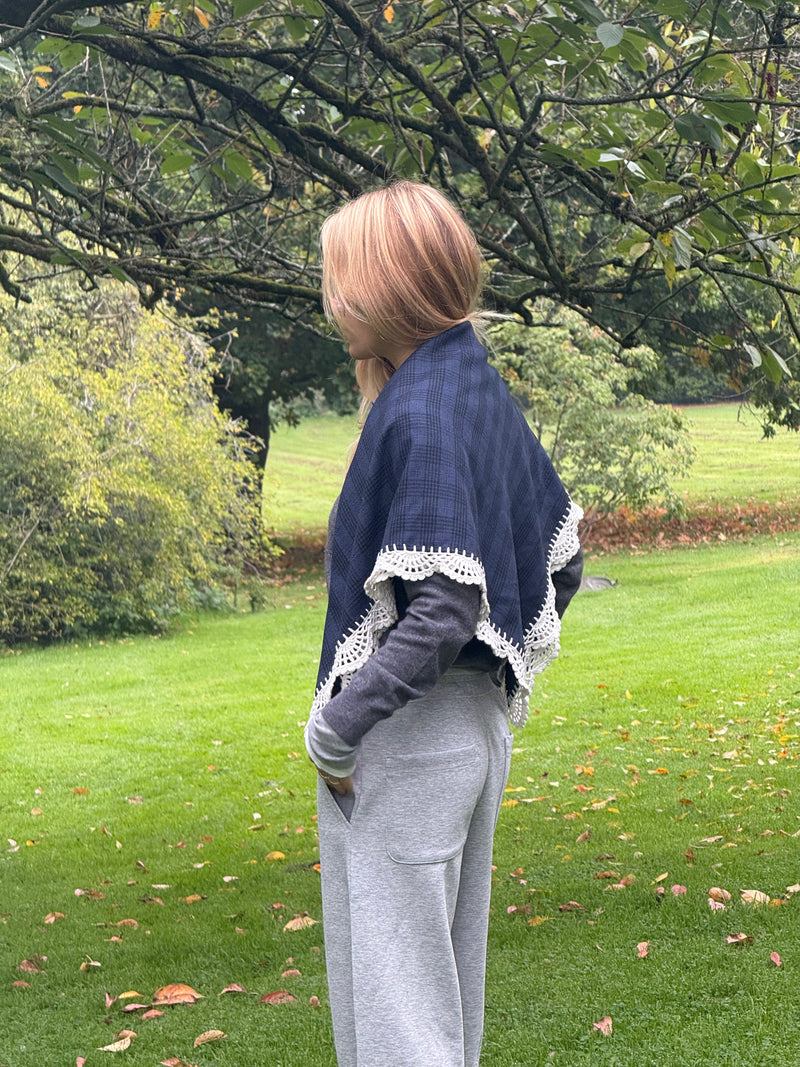 Ékose in Dark Blue
