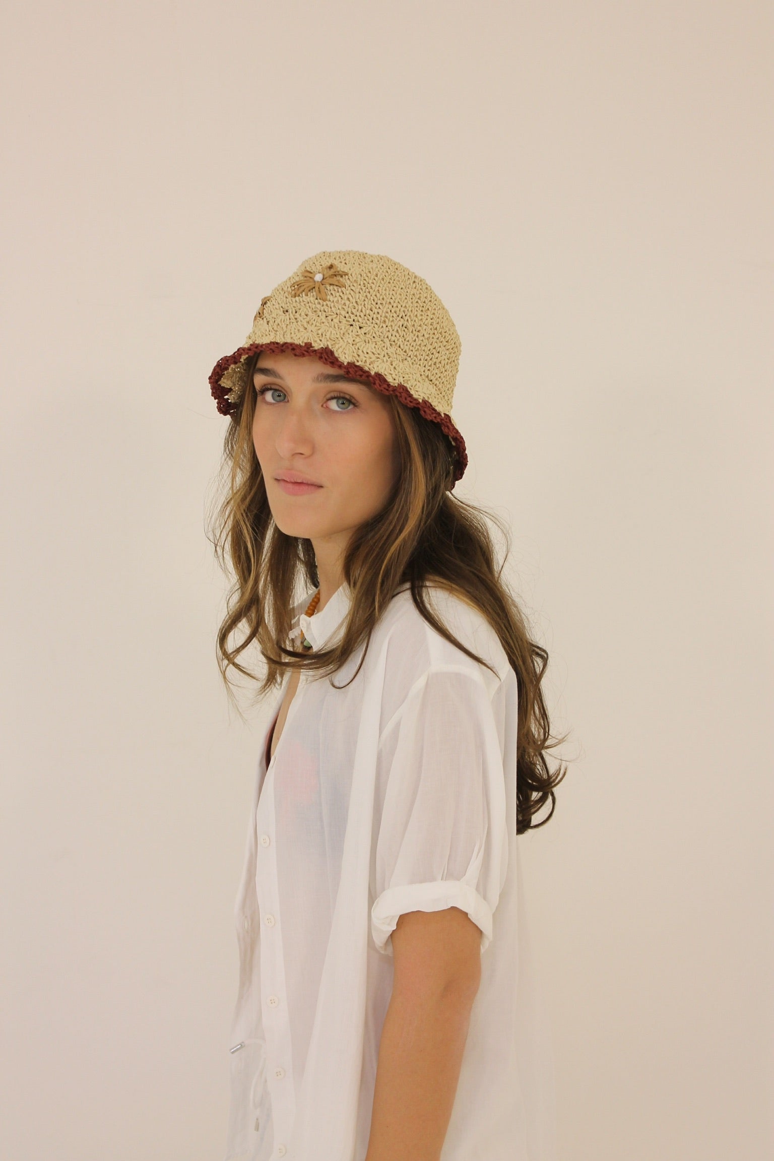 Raffia Bucket Hat with Beige Daisy Appliqué